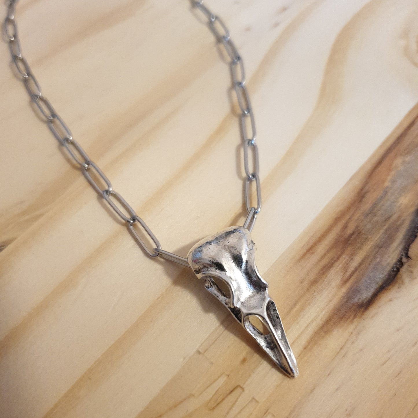 Collier skull-crow